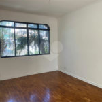 Sobrado à venda com 3 quartos, sendo 1 suíte,  em Parque Maria Domitila, São Paulo, SP