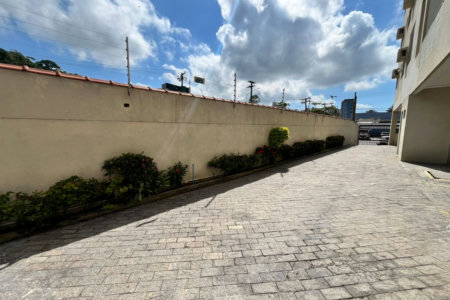 Apartamento 2 dormitórios com vaga de garagem lado praia na Enseada Guarujá
