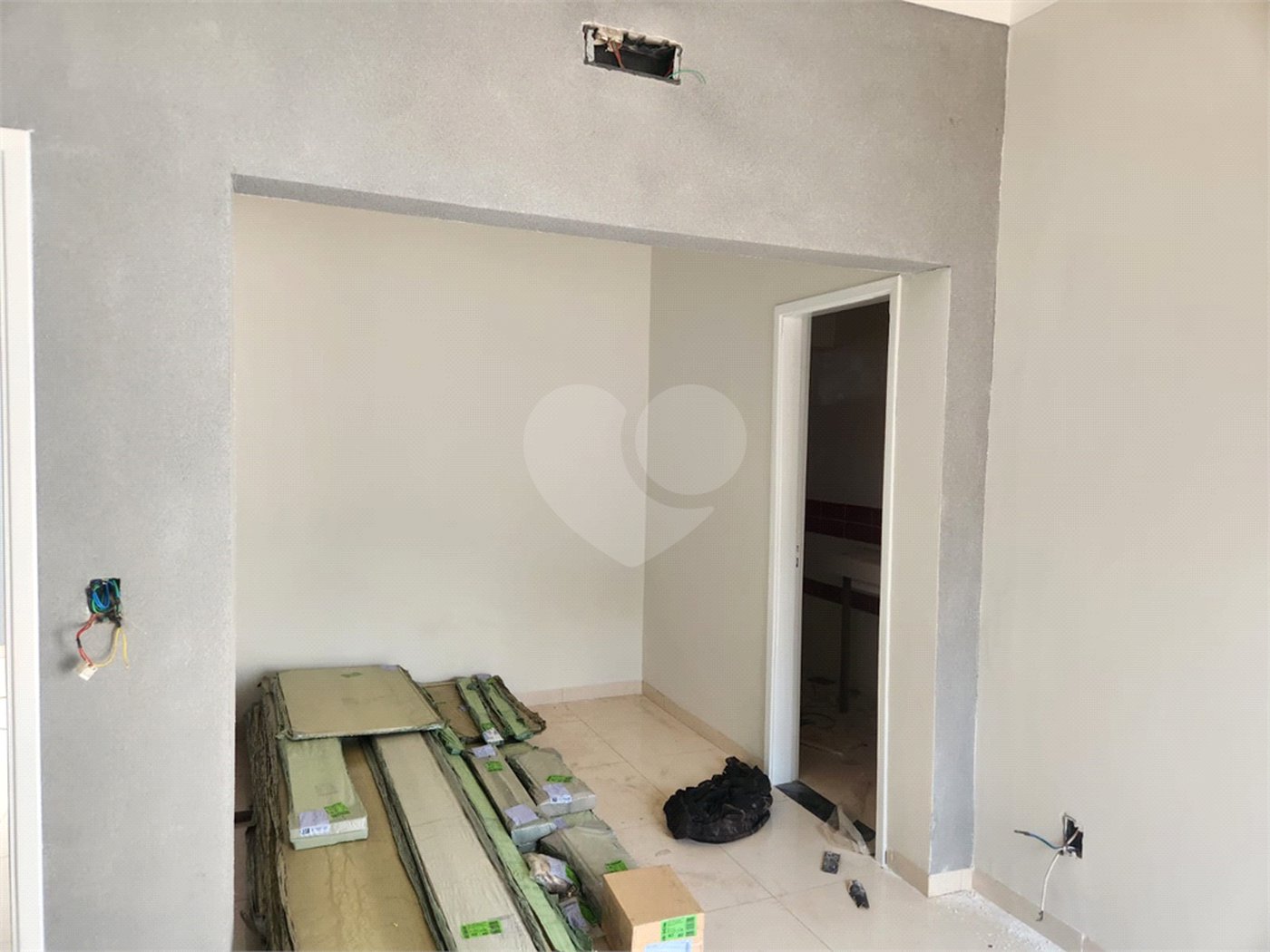 Casa à venda com 3 quartos, sendo 2 suítes, no condomínio Sollares, Araraquara - SP