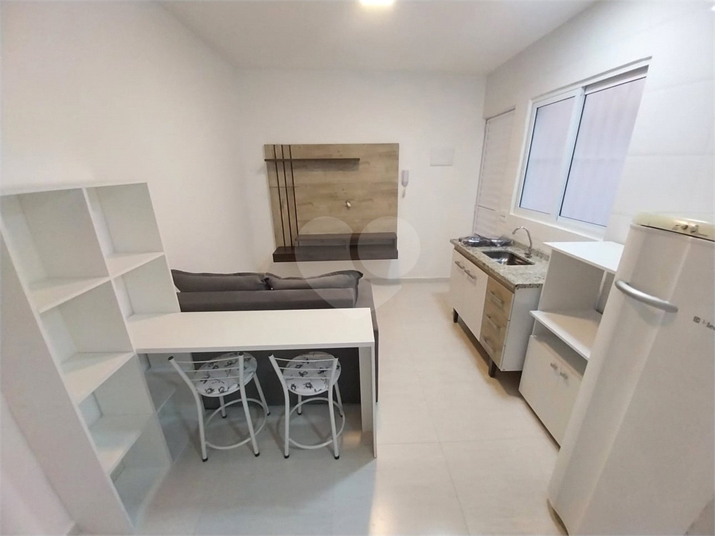 Residencial exclusivo com apenas 08 apartamentos tipo estúdio mobiliados e novinhos, sem condomínio.