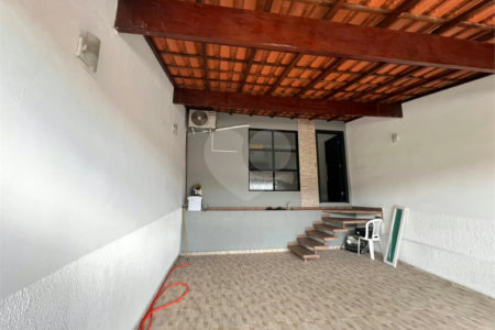 Sobrado à venda com 3 quartos, sendo 1 suíte, em Lopes de Oliveira, Sorocaba, SP