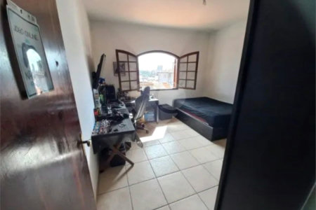 Sobrado à venda com 4 quartos, sendo 1 suíte, em Santo Antônio, Osasco, SP