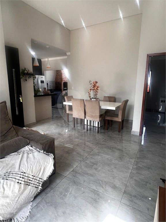 Casa à venda com 3 quartos, sendo 1 suíte, no condomínio Village Moutonnée, Salto - SP