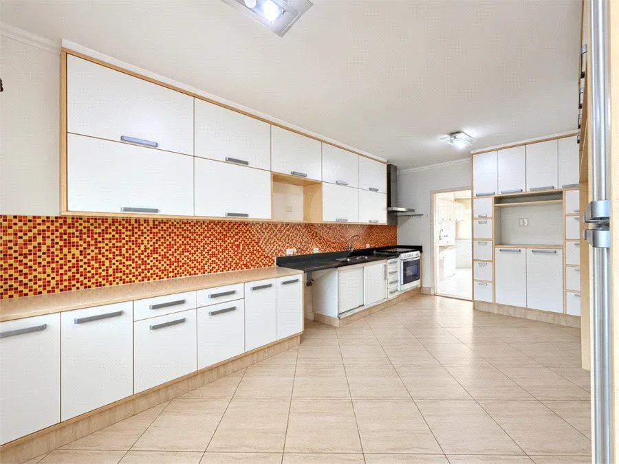 Casa à venda com 3 quartos, sendo 1 suíte, no condomínio Vila das Emboabas, São Paulo - SP