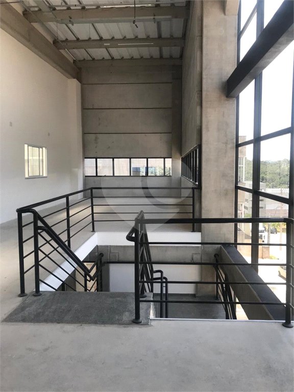 Galpão industrial com renda à venda em Cotia