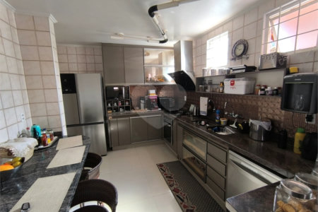 Casa à Venda no Santa Marta com 3 Suítes e Piscina