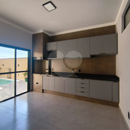 Casa à venda com 3 quartos, sendo 2 suítes, no condomínio Tivolli, Itapetininga - SP