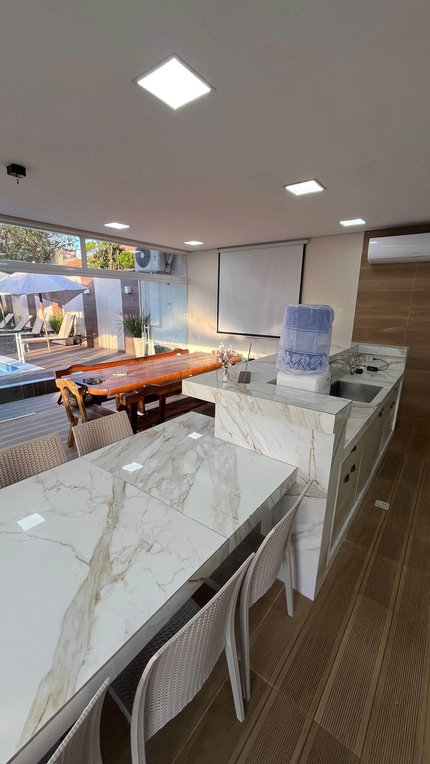 Casa à venda com 8 quartos, sendo 2 suítes, em Flórida, Praia Grande, SP