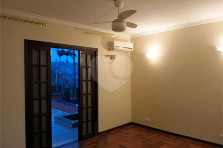 Sobrado à venda com 4 quartos, sendo 1 suíte, em Interlagos, São Paulo, SP