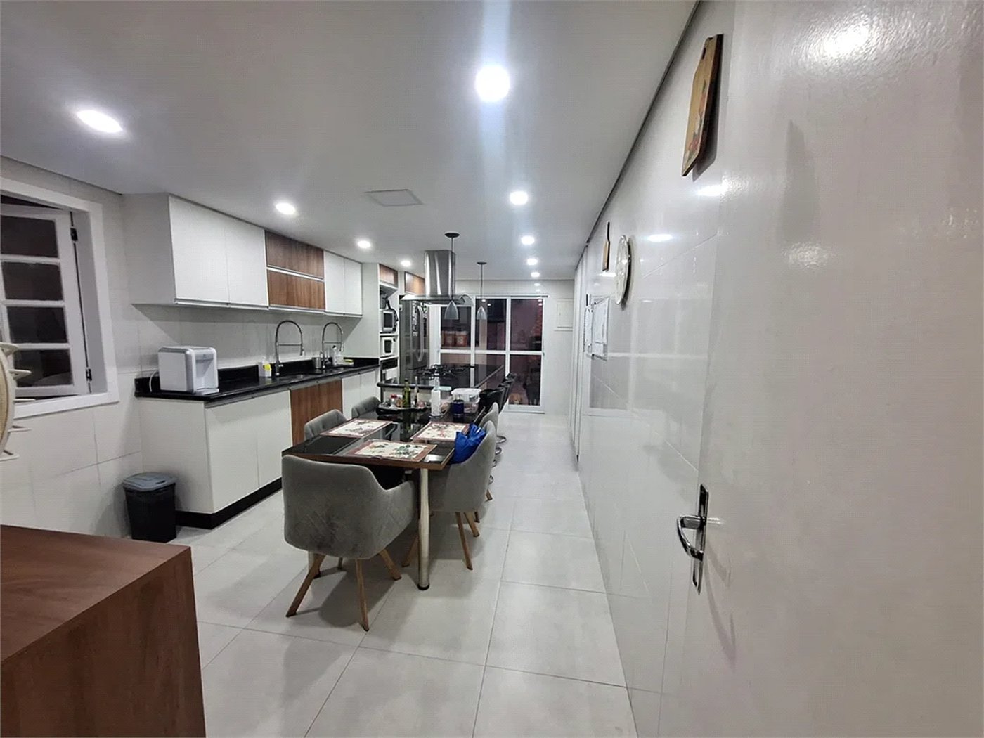 Casa à venda com 5 quartos, sendo 3 suítes, no condomínio Vila Panamericana, São Paulo - SP