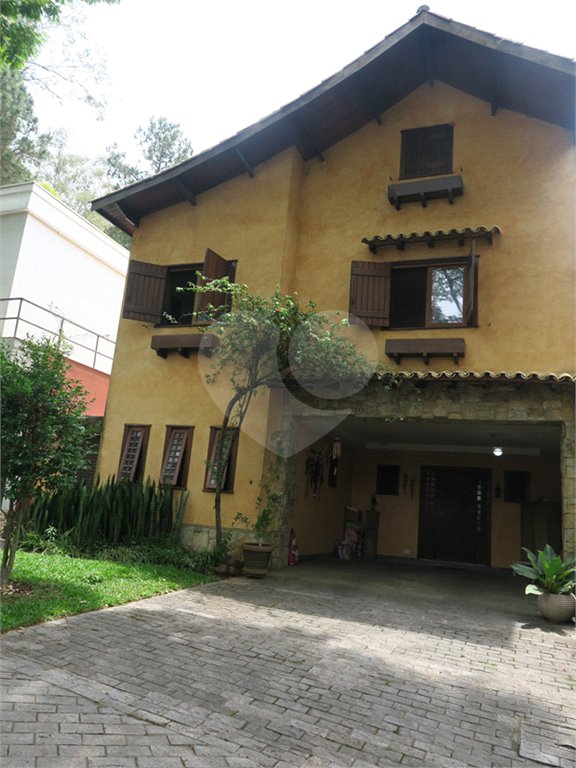 Casa à venda com 4 quartos, sendo 2 suítes, no condomínio Vila das Flores, São Paulo - SP