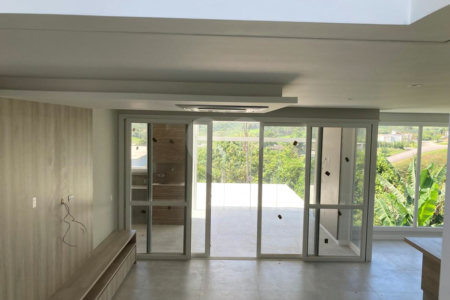 Casa à venda com 3 quartos, sendo 1 suíte,  no condomínio Monterey Ville, Mogi das Cruzes - SP