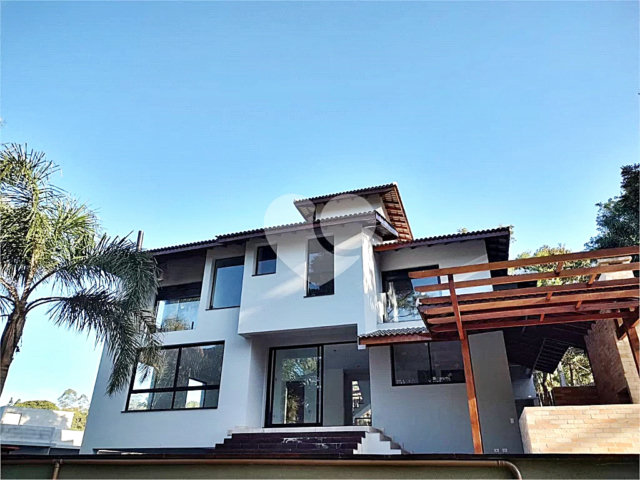 Casa à venda com 4 quartos, sendo 3 suítes,  no condomínio Cantareira, Mairiporã - SP