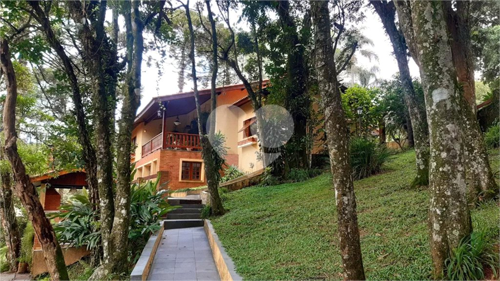 Casa à venda com 3 quartos, sendo 1 suíte, no condomínio Jardim da Monntanha II, Mairiporã - SP