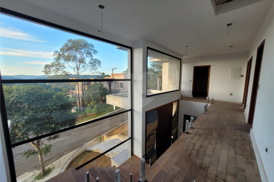 Casa à venda com 6 quartos, sendo 4 suítes, no condomínio Suíça da Cantareira, Mairiporã - SP
