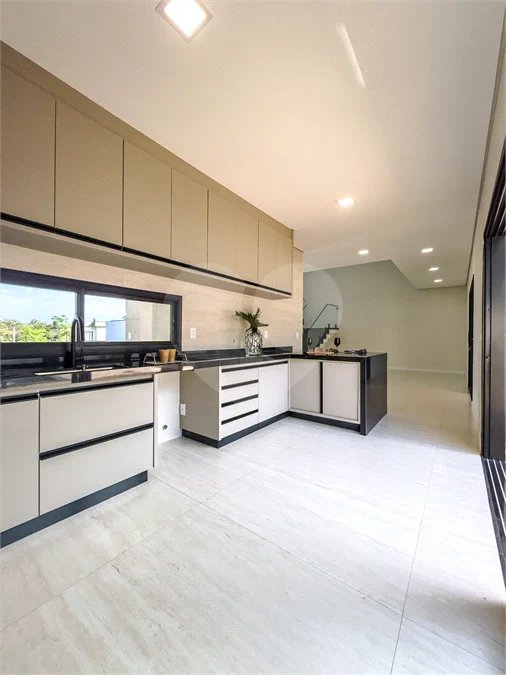 Indaiatuba - Condomínio Milano - Sobrado - 350 m² de terreno - 240 m² de área construída - 4 vagas de garagem, sendo 2 cobertas - Salas de estar e jantar integradas - 3 suítes com closet e varanda no pavimento superior - Escritório no térreo - Espaço gourmet com churrasqueira - Banheiro externo