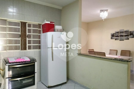 Esta encantadora casa, situada no tranquilo bairro Jardim Bandeirantes, na zona sul de São José dos