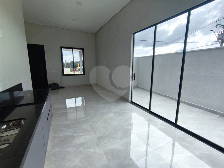 Casa à venda com 3 quartos, sendo 1 suíte,  no condomínio Tivolli, Itapetininga - SP