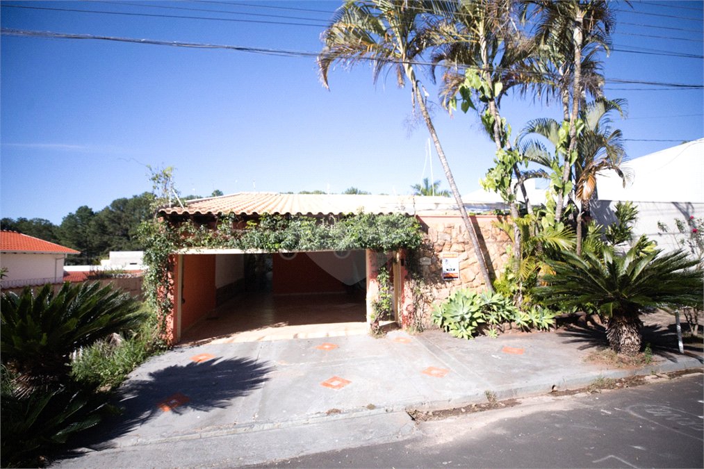 Casa com 4 Dormitórios e área de lazer com piscina