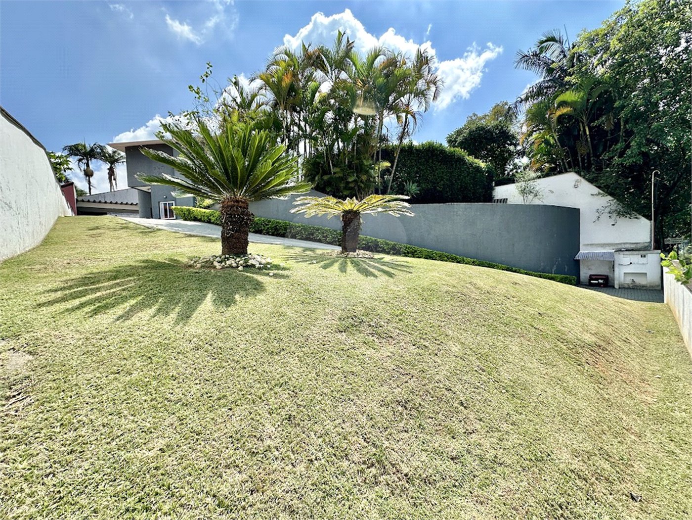 Casa à venda com 4 quartos, sendo 2 suítes,  no condomínio Granja Vianna II, Cotia - SP