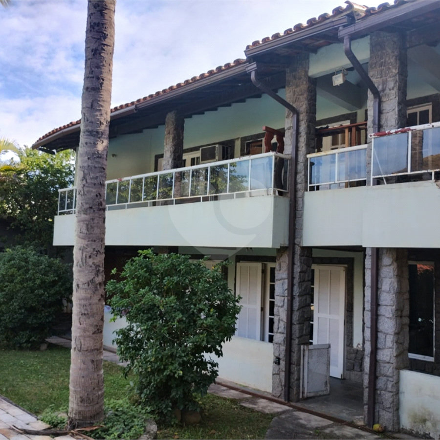 Casa à venda com 5 quartos, sendo 3 suítes, no condomínio Vilarejo, Rio de Janeiro - RJ