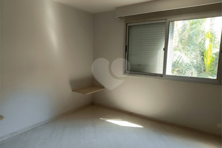 Apartamento à venda com 3 quartos, sendo 1 suíte, em Moema, São Paulo, SP