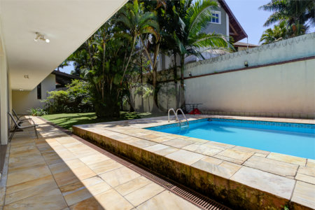 Casa Térrea à venda com 5 quartos, sendo 4 suítes, em Interlagos, São Paulo, SP