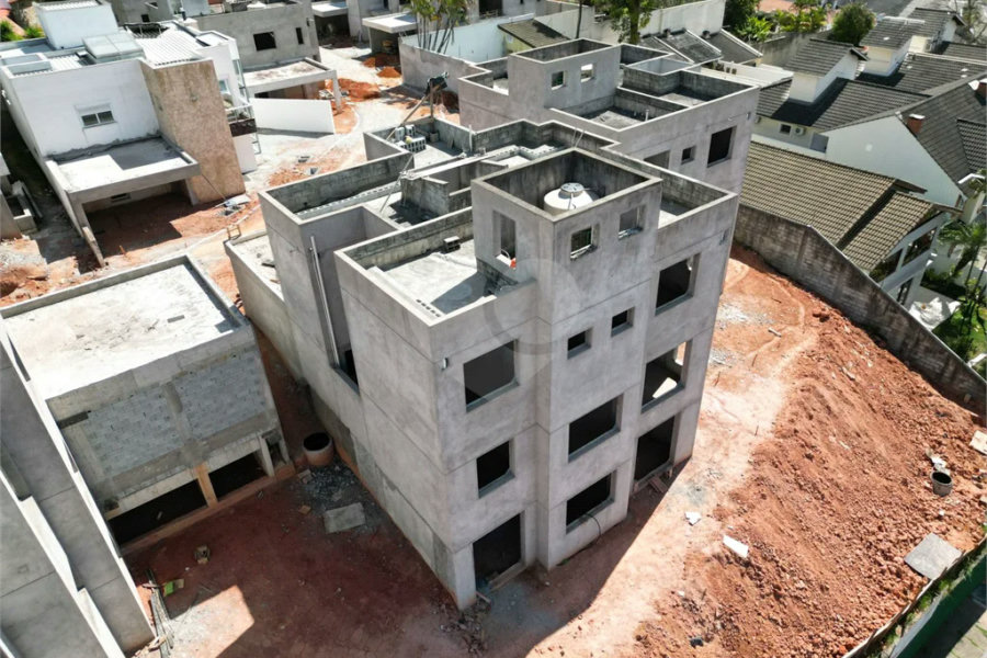 Casa à venda com 4 quartos, sendo 2 suítes, no condomínio Residencial Floresta, São Paulo - SP