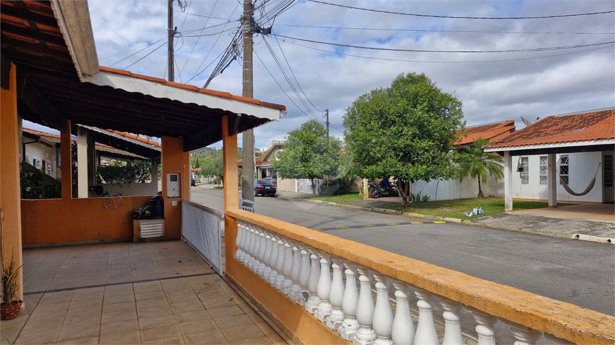 Casa para alugar com 3 quartos, sendo 1 suíte, no condomínio Santa Mônica, Atibaia - SP
