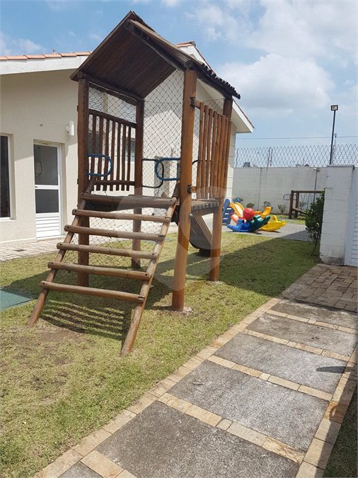 Casa à venda com 3 quartos, sendo 1 suíte, no condomínio Villa das Flores, Mogi das Cruzes - SP