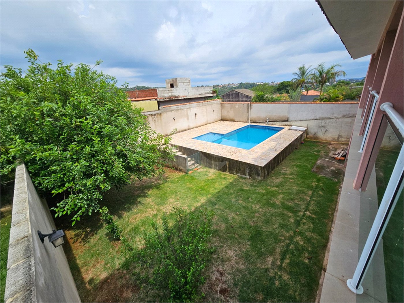 Casa à venda com 4 quartos, sendo 1 suíte,  no condomínio Jardim Shangri-lá, Atibaia - SP