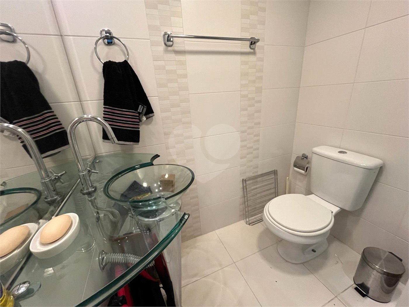 Casa à venda com 4 quartos, sendo 2 suítes, no condomínio Floradas da Serra, São Paulo - SP