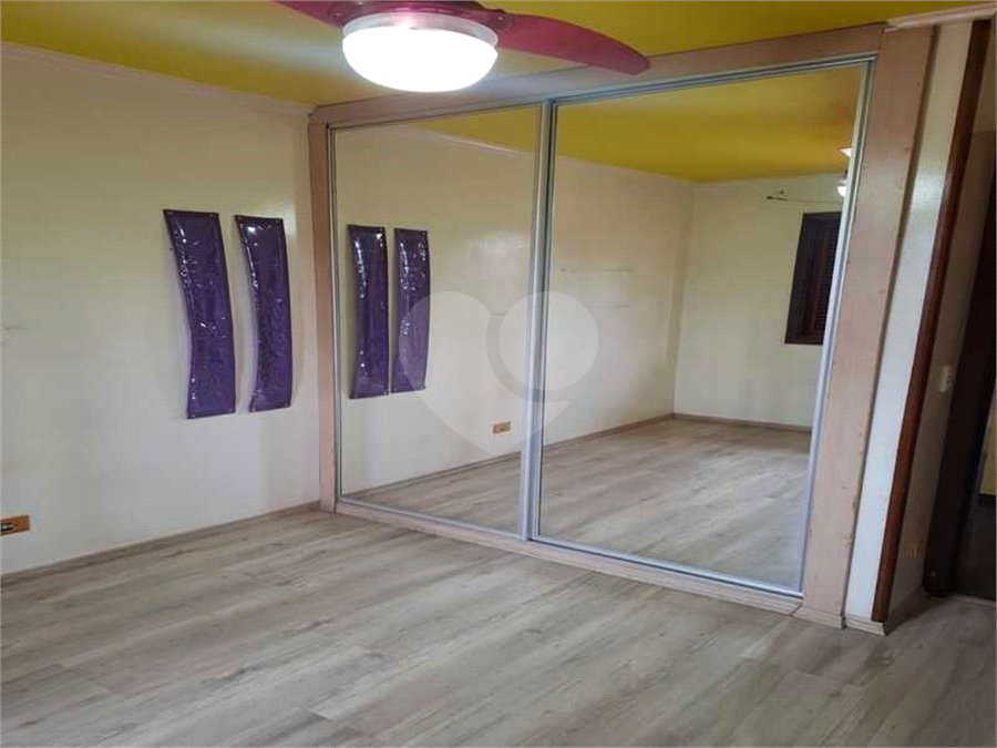 Casa à venda com 4 quartos, sendo 1 suíte, no condomínio Conjunto Residencial Green Village I, Mogi das Cruzes - SP