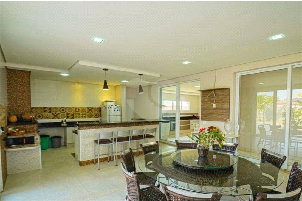 Casa à venda com 4 quartos, sendo 2 suítes, no condomínio Residencial Jardim Primavera, Louveira - SP