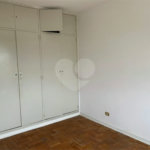 Casa espaçosa com 3 quartos, suíte, quintal e 2 vagas na Vila Santa Catarina