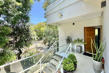 Casa à venda com 4 quartos, sendo 3 suítes, no condomínio Vilarejo, Carapicuíba - SP