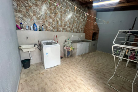 Sobrado à venda com 3 quartos, sendo 1 suíte, em Lopes de Oliveira, Sorocaba, SP