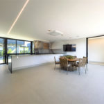 Indaiatuba - Quintas da Terracota - 1252 m² de terreno - casa térrea com 514 m² de área construída -3 vagas de garagem cobertas e 3 descobertas Lavabo - Sala de estar e jantar amplas e integradas - Escritório privativo - Cozinha toda equipada com geladeira, forno, micro-ondas, lava-louças,