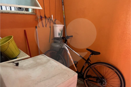 Sobrado a Venda com 3 dormitórios em Atibaia