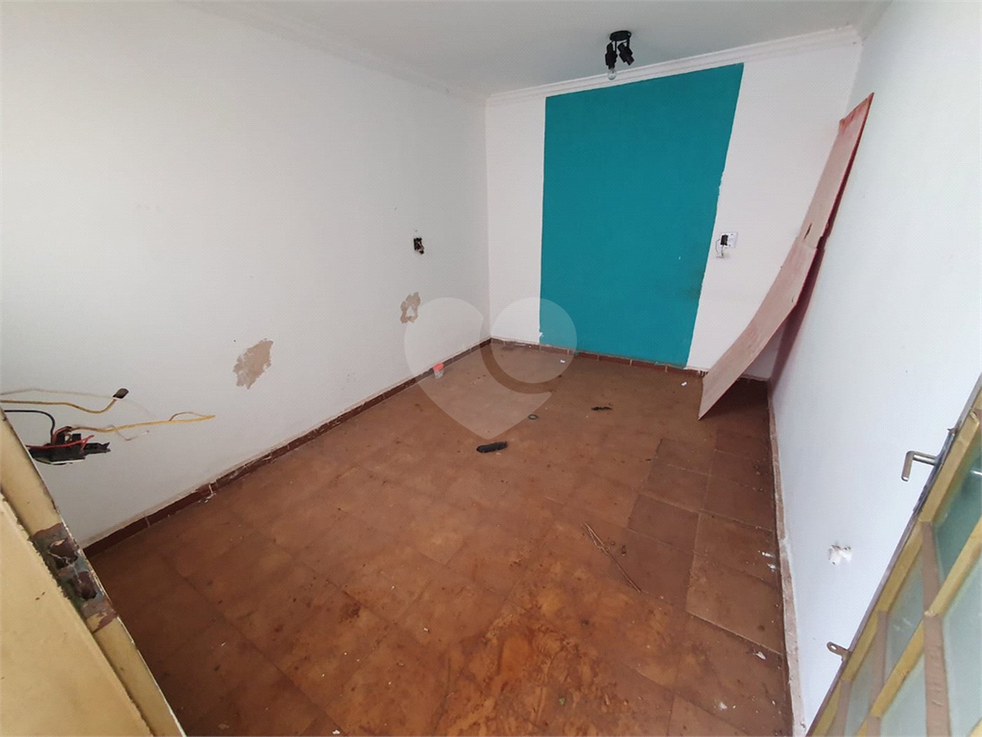 Casa térrea com 5 dormitórios, sendo 2 suítes.