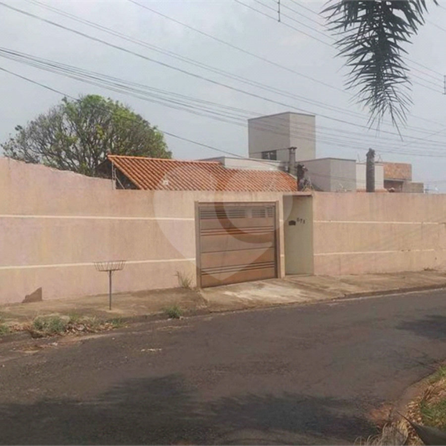 Casa térrea para venda em Araraquara/SP.