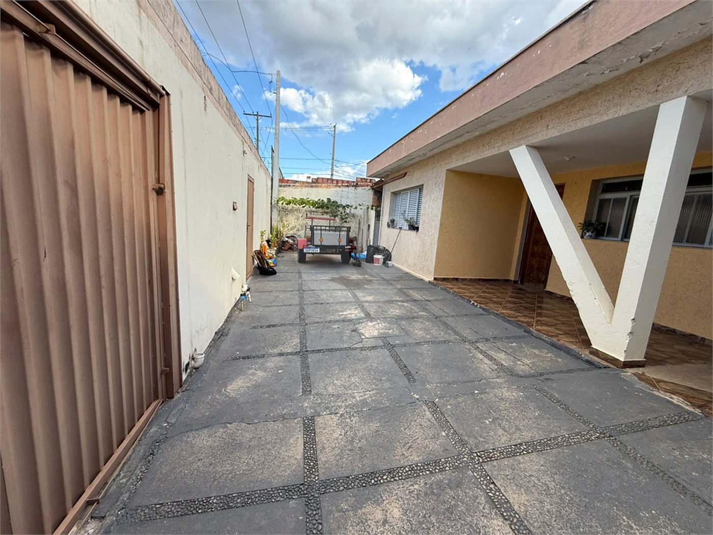 Casa térrea com piscina e 3 quartos.