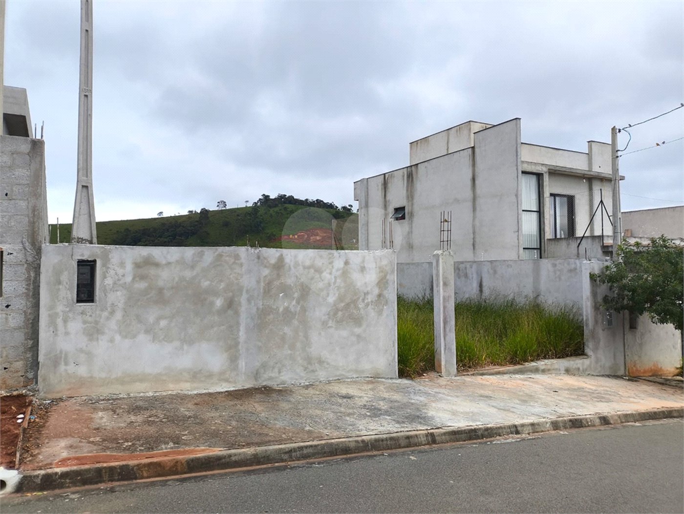 Terreno à Venda com 384m² - Serras de Atibaia II - Atibaia/SP.