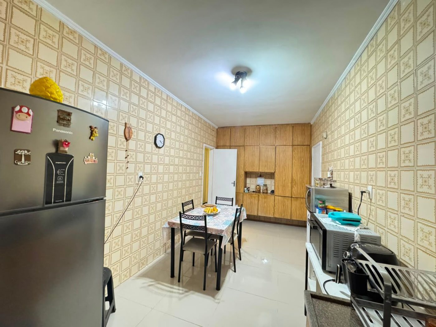 Apartamento com 2 dormitórios e suíte + dependência de serviço completa na Ponta da Praia – Localização privilegiada próximo à Praça Dino Bueno