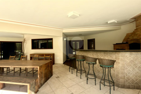 Casa à venda com 4 suítes no condomínio Parque Village Castelo, Itu - SP