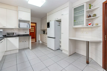 Casa à venda com 5 quartos, sendo 3 suítes, no condomínio Residencial Morumbi, São Paulo - SP