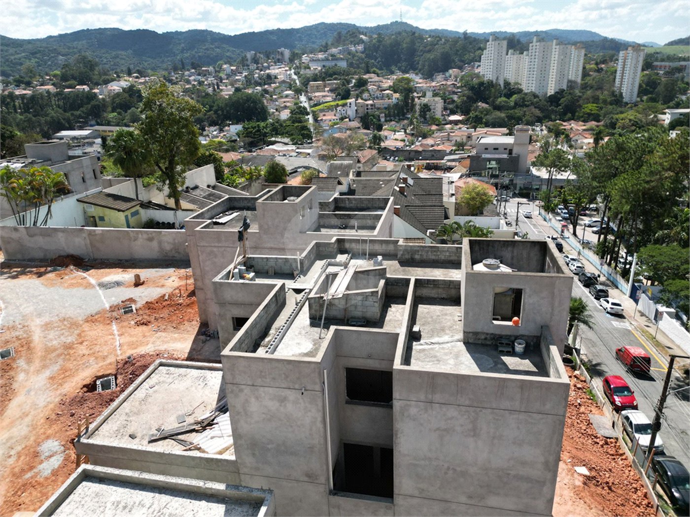 Casa à venda com 4 quartos, sendo 2 suítes, no condomínio Residencial Floresta, São Paulo - SP