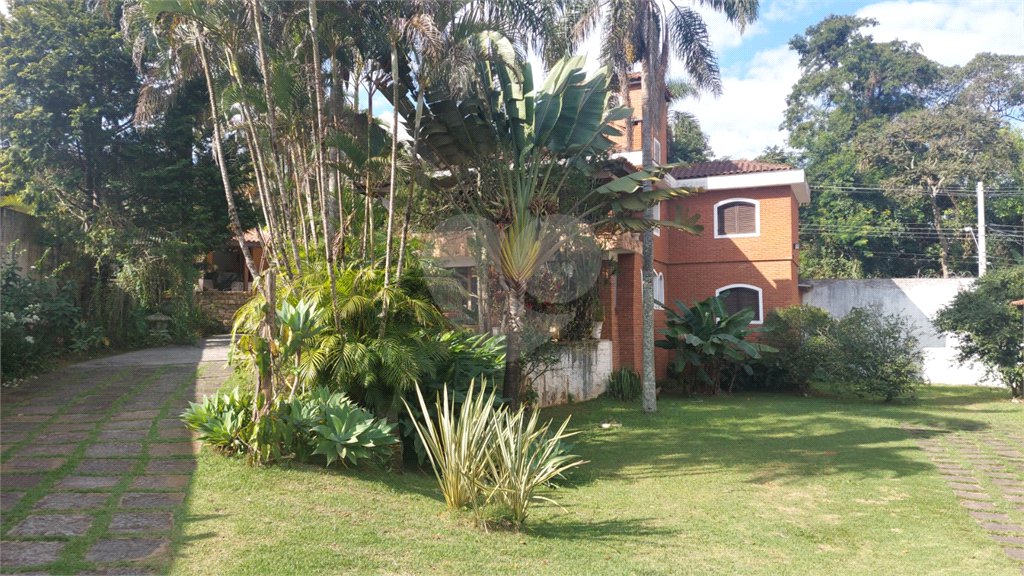 Casa à venda ou para alugar com 5 quartos, sendo 1 suíte, em Cumbari, Mairiporã, SP