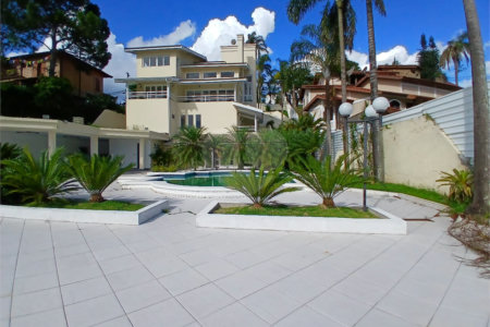 Casa à venda com 4 quartos, sendo 2 suítes, no condomínio Flamboyant, Atibaia - SP