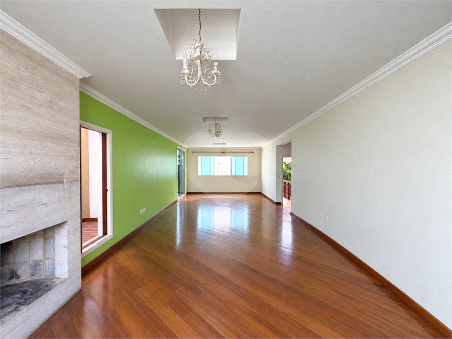 Casa à venda com 3 quartos, sendo 1 suíte, no condomínio Vila das Emboabas, São Paulo - SP